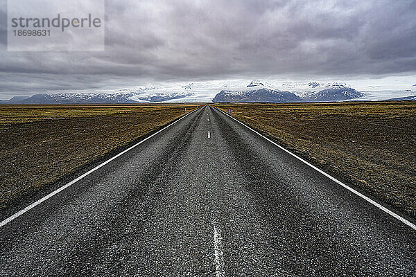 Blick auf die Südküstenautobahn in Island in eine wunderschöne Szenerie mit Gletschern und Bergen; Südisland  Island