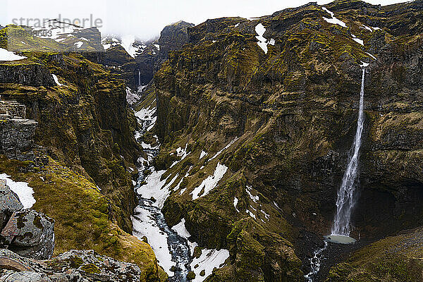 Ein Paradies für Wanderer  der Mulagljufur Canyon mit Blick auf einsame Wasserfälle vor den felsigen Klippen; Vik  Südisland  Island