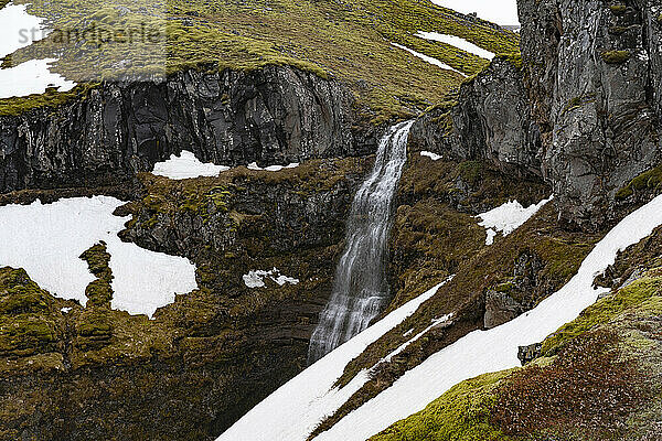 Ein Paradies für Wanderer: der Mulagljufur-Canyon mit Nahaufnahme eines Wasserfalls vor den felsigen Klippen; Vik  Südisland  Island
