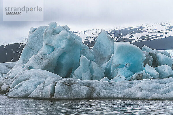 Nahaufnahme der Eisberge und blauen Eisformationen des Fjallsjökull-Gletschers von der Fjallsarlon-Gletscherlagune aus gesehen  am südlichen Ende des berühmten isländischen Gletschers Vatnajökull im Süden Islands; Südisland  Island