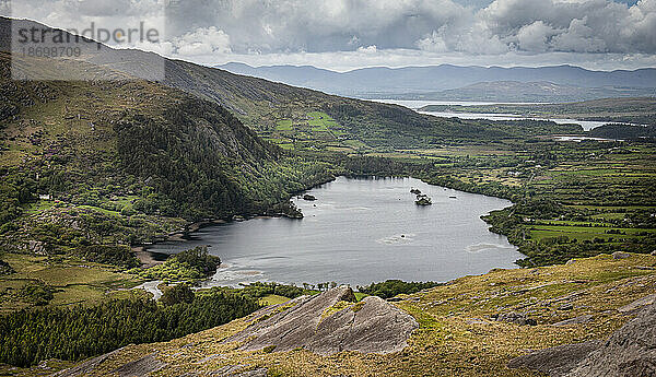 Malerische Aussicht vom Healy Pass auf die Landschaft rund um den Glanmore Lake auf der Beara-Halbinsel; Grafschaft Kerry  Irland