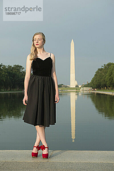 Porträt eines Teenager-Mädchens in der National Mall mit dem Washington Monument im Hintergrund  Washington DC  USA; Washington  District of Columbia  Vereinigte Staaten von Amerika