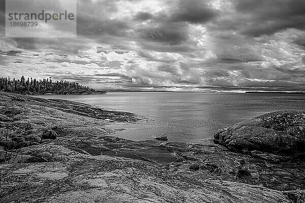 Dramatische Wolken über dem Lake Superior und einer felsigen Küste im Infrarotbereich; Thunder Bay  Ontario  Kanada