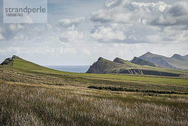 Blick auf die Berggipfel der Three Sisters entlang der Atlantikküste auf der Dingle-Halbinsel; Grafschaft Kerry  Irland