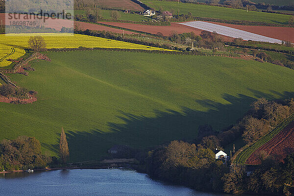Farbenfrohe Landschaft mit Ackerland auf dem Land entlang der Mündung des Flusses Teign  in der Nähe der Stadt Teignmouth  in Devon  Südwestengland; Devon  England