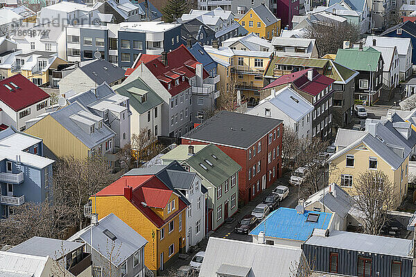 Luftaufnahme der Innenstadt von Reykjavík von der Spitze der Kirche aus gesehen  mit farbenfrohen Häusern und Dächern  die einen wunderschönen Effekt erzeugen; Reykjavík Island