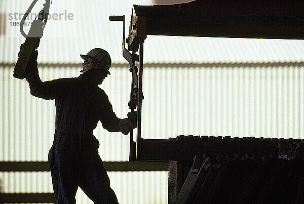 Silhouette eines Arbeiters in einem Industriebahnhof; Wyoming  Vereinigte Staaten von Amerika