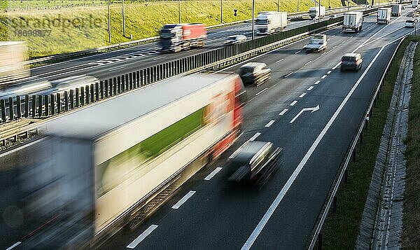Lkw auf sechsspuriger Autobahn mit kontrolliertem Zugang in Polen