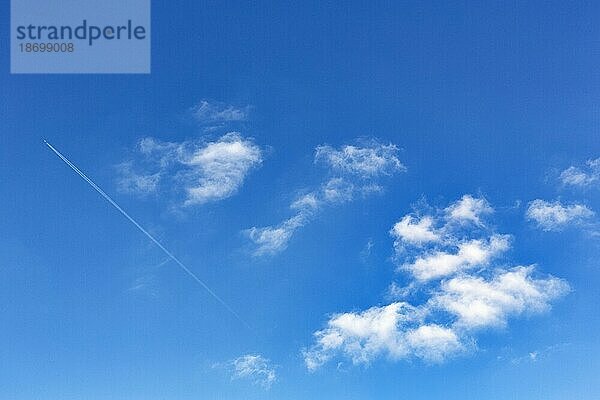 Blauer Himmel  vereinzelte Quellwolken  Kondensstreifen  Nordfriesland  Deutschland  Europa