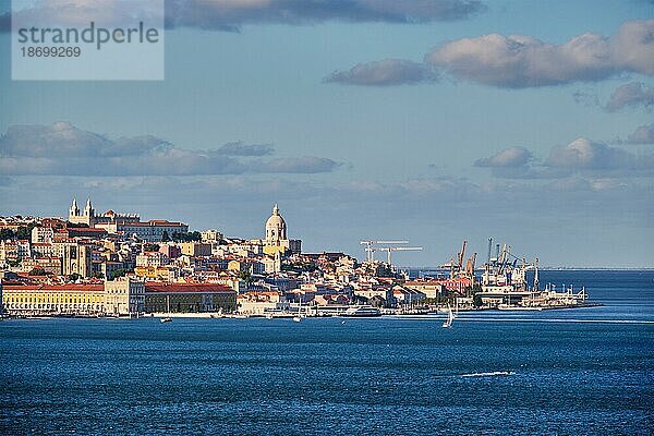 Blick auf Lissabon über den Fluss Tejo von Almada aus mit Yachten und Touristenbooten bei Sonnenuntergang. Lissabon  Portugal  Europa