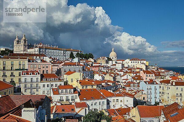 Blick auf die berühmte Postkartenansicht von Lissabon vom Aussichtspunkt Miradouro de Santa Luzia über dem alten Stadtviertel Alfama. Lissabon  Portugal  Europa