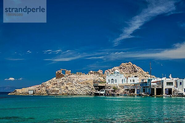 Griechisches Dorf mit malerischer Aussicht in Griechenland  das Strand und Fischerdorf Firapotamos auf der Insel Milos  Griechenland  Europa