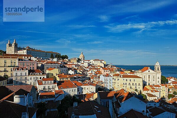Blick auf Lissabon. Berühmte Postkartenansicht vom Aussichtspunkt Miradouro de Santa Luzia über das Altstadtviertel Alfama. Lissabon  Portugal  Europa