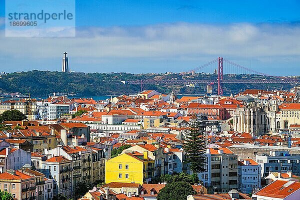 Berühmter Blick auf Lissabon vom Aussichtspunkt Miradouro dos Barros über das Altstadtviertel Alfama  die Brücke des 25. April und die Christkönigsstatue. Lissabon  Portugal  Europa