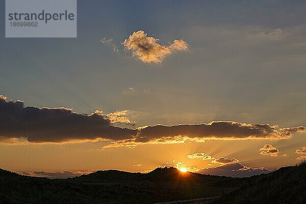 Sonnenuntergang hinter Dünen  Quellwolken  Sonnenstrahlen am Abendhimmel  Gegenlicht  Sylt  Deutschland  Europa