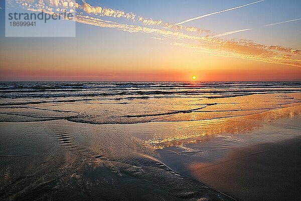 Sonnenuntergang über dem Atlantik mit Brandungswellen am Strand von Fonte da Telha  Costa da Caparica  Portugal  Europa