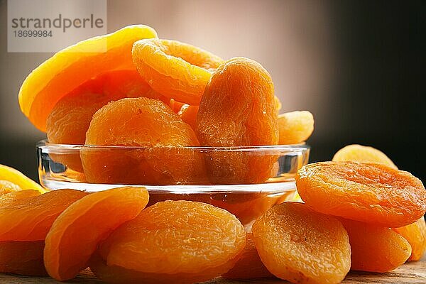 Komposition mit einer Schale getrockneter Aprikosen. Köstlichkeiten