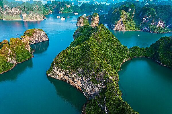 Luftaufnahme der Ha Long Bay  Vietnam  Asien