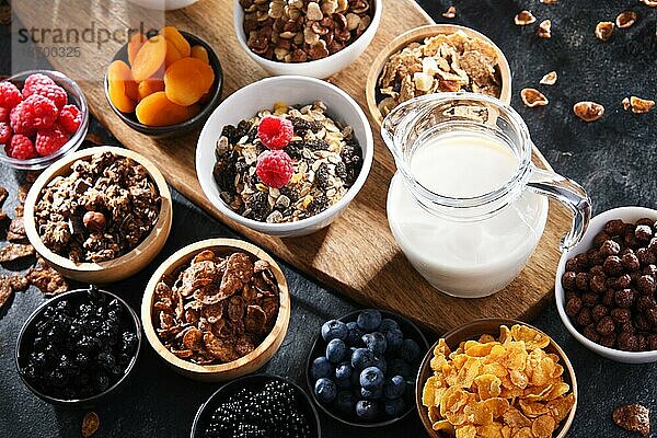 Zusammensetzung mit verschiedenen Frühstücksgetreideprodukten und frischem Obst