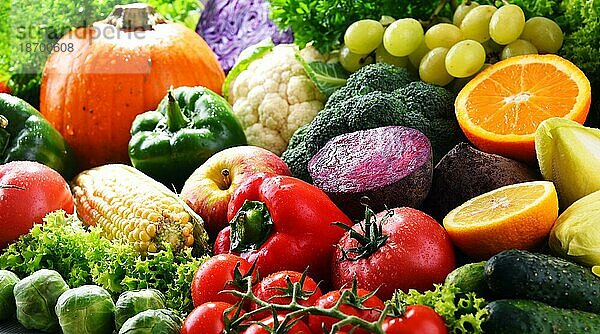 Komposition mit einer Vielzahl von frischem Gemüse und Obst