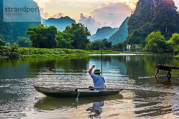 Fischer auf einem Boot in Trang An  einem landschaftlich reizvollen Gebiet in der Nähe von Ninh Binh  Vietnam  das 2014 in die Liste des UNESCO Weltkulturerbes aufgenommen wurde  Asien