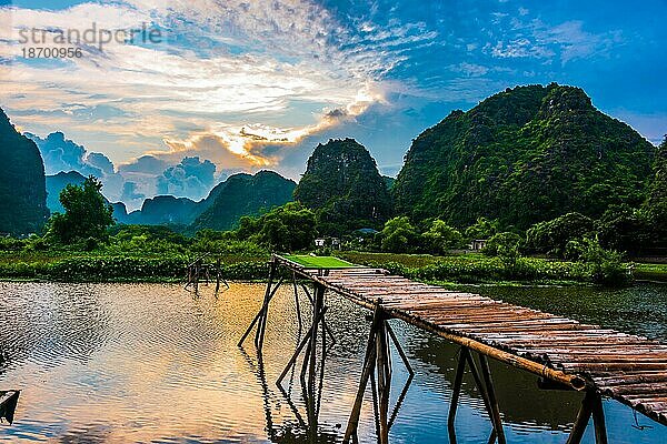 Trang An  ein landschaftlich reizvolles Gebiet in der Nähe von Ninh Binh  Vietnam  das 2014 in die Liste des UNESCO Welterbes aufgenommen wurde  Asien