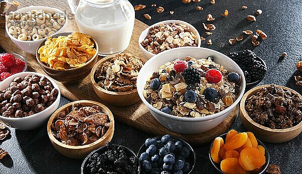 Zusammensetzung mit verschiedenen Frühstücksgetreideprodukten und frischem Obst
