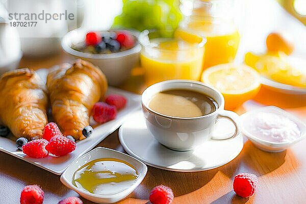 Frühstück mit Kaffee  Orangensaft  Croissants  Müsli und Obst