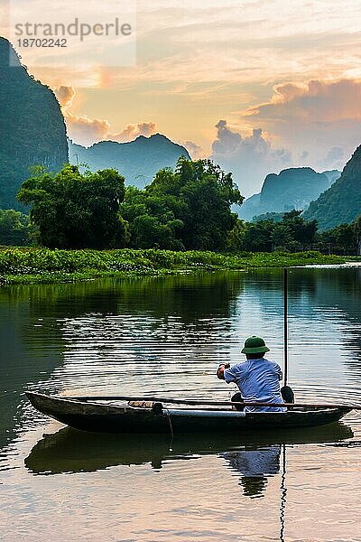 Fischer auf einem Boot in Trang An  einem landschaftlich reizvollen Gebiet in der Nähe von Ninh Binh  Vietnam  das 2014 in die Liste des UNESCO Weltkulturerbes aufgenommen wurde  Asien