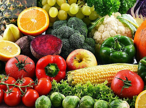 Komposition mit einer Vielzahl von frischem Gemüse und Obst