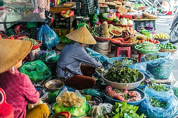 Frauen verkaufen Lebensmittel auf der Straße in Hoi An in der Provinz Quang Nam  Vietnam  Asien