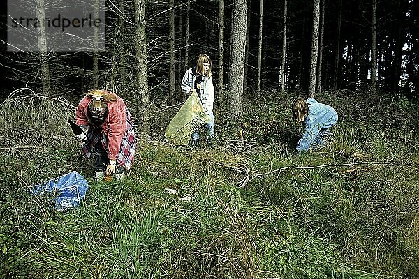 Mädchen putzen  säubern Wald