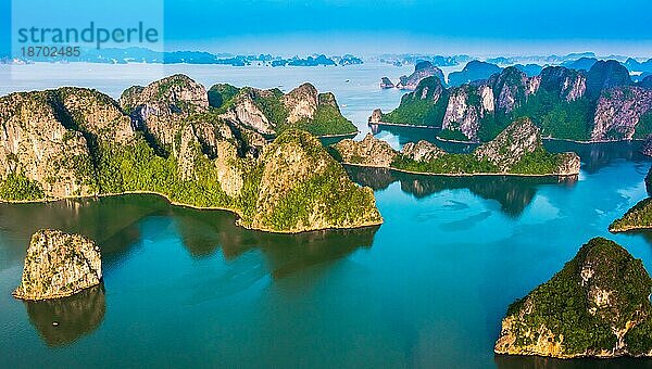 Luftaufnahme der Ha Long Bay  Vietnam  Asien