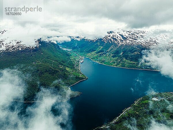 Kreuzfahrtschiff  IONA PandO CRUISES  Berge und Fjord aus einer Drohne  Olden  Innvikfjorden  Norwegen  Europa