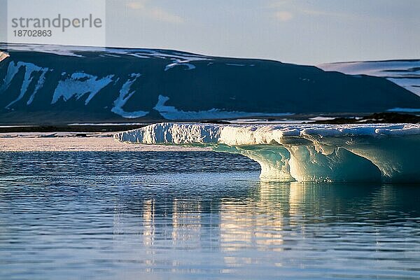 Schmelzende Eisscholle an der Küste von Svalbard in der Mitternachtssonne  Svalbard  Norwegen  Europa