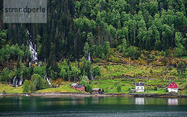 Wasserfälle von Bergen und Fjord nach Olden  Innvikfjord  Norwegen  Europa