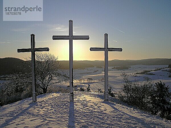 Die 3 Kornbühlkreuze im Winter im Morgenlicht auf dem Kornbühl über dem Heufeld bei Salmendingen auf der Schwäbischen Alb