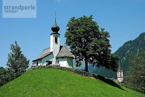 Kirche auf Hügel in Gaschurn  Montafon  Österreich  Europa