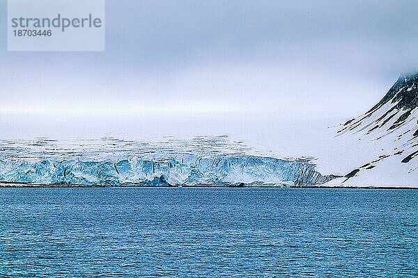 Gletscher am Meer auf der Insel Svalbard  Svalbard  Norwegen  Europa