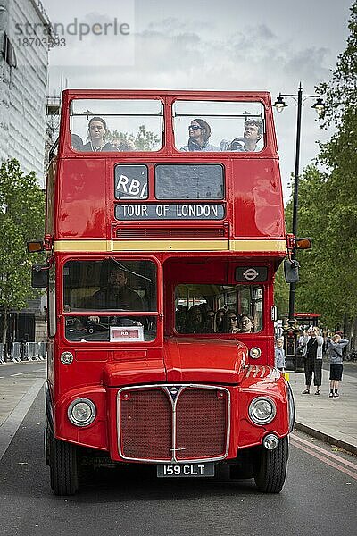 Alter Routemaster Doppeldecker-Bus  Touristen-Tour  London  England  Großbritannien  Europa