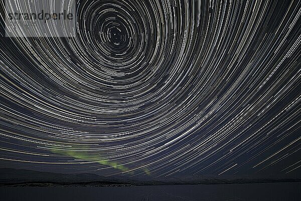 Sternenbahnen (Star trails) über dem See Torneträsk  Abisko  Schweden  Europa