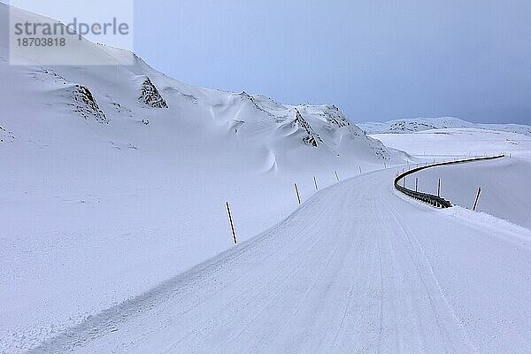 Wnterliche Straße auf der Insel Magerøya Richtung Nordkap  Troms og Finnmark  Norwegen  Europa