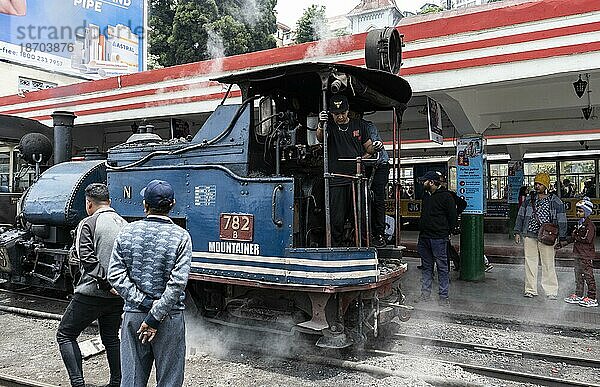 Ein mit einer Dampflokomotive bespannter Spielzeugeisenbahnzug der Darjeeling Himalayan Railway (DHR) im Bahnhof Darjeeling am 25. Mai 2023 in Darjeeling  Indien. Die Darjeeling Himalayan Railway (DHR) ist ein UNESCO Weltkulturerbe  DARJEELING  INDIEN  25. MAI