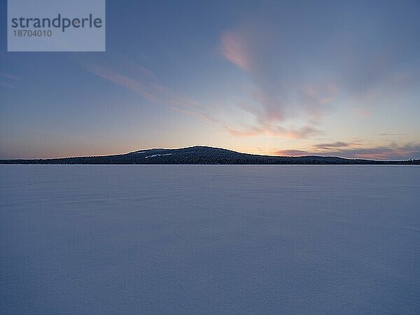 Der See Pyhäjärvi und Morgendämmerung  Lappland  Finnland  Europa