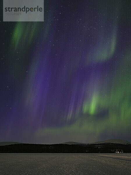 Nordlicht (aurora borealis) mit extrem seltenen Blau  Äkäslompolo  Lappland  Finnland  Europa