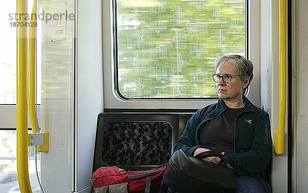 Ältere Frau  Passagier  fährt in U-Bahn  BVG  Berliner Verkehrsbetriebe  Berlin  Deutschland  Europa