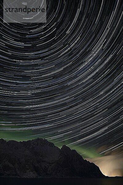 Sternenbahnen (Star trails) mit etwas Nordlicht und Regenwolken bei Henningsvær  Lofoten  Norwegen  Europa