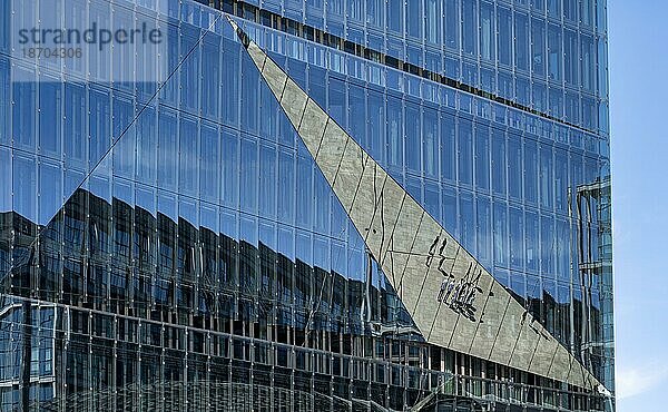 Cube Berlin am Hauptbahnhof  Menschen spiegeln sich in Glasfassade  Berlin  Deutschland  Europa