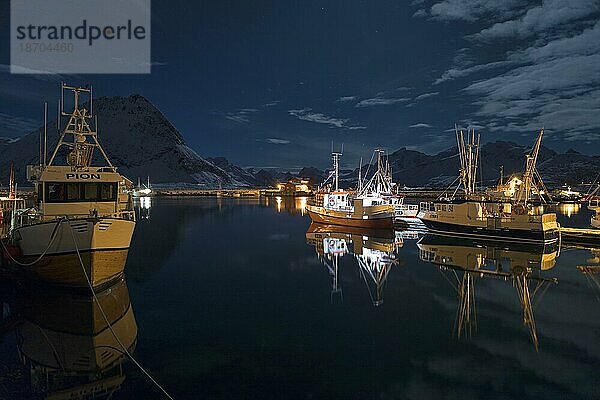 Wasserspiegelung im Hafen von Ramberg in der Silvesternacht  Lofoten  Norwegen  Europa