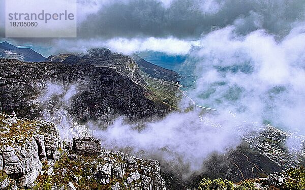 Dunkle Wolken  Blick hinab vom Tafelberg  Kapstadt  S